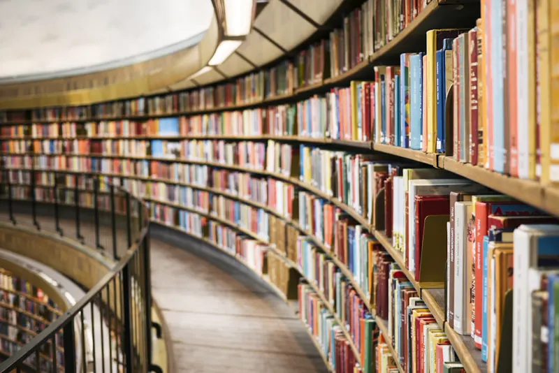 木書架上的藏書｜RAG 企業知識庫建置